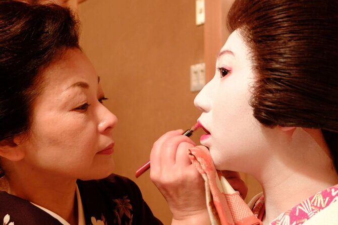 Watch the Young Geisha do their makeup and Get Ready! - Key highlights worth your attention