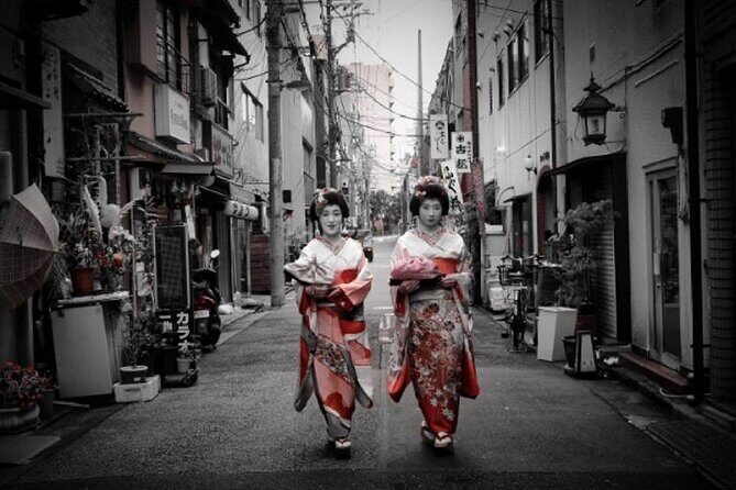 Watch the Young Geisha do their makeup and Get Ready! - The outfit moment: choosing the kimono for banquet work